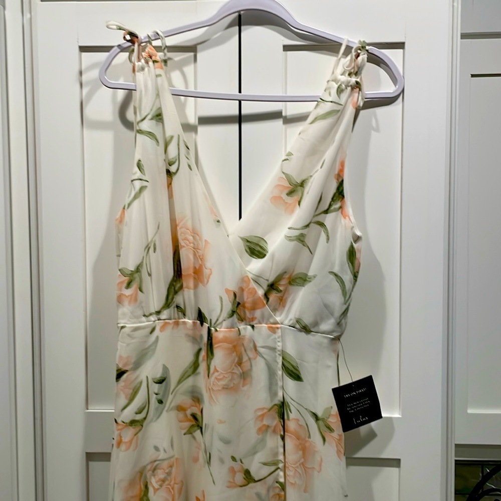 NWT. LULU’S Brand fully lined, long floral dress. Size Large.